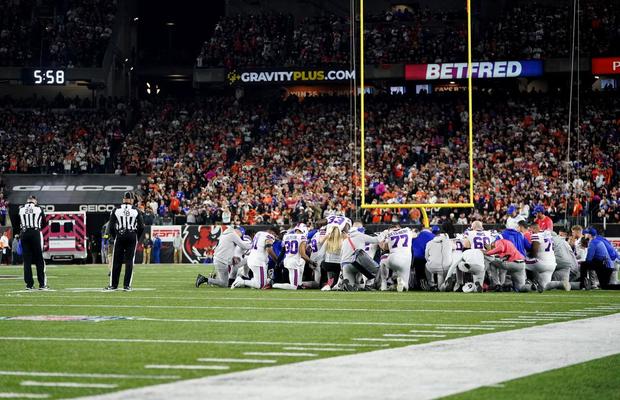Scene dramatice în NFL. Un jucător s-a prăbușit în timpul meciului pe gazon » E în comă indusă după ce a suferit un stop cardiac
