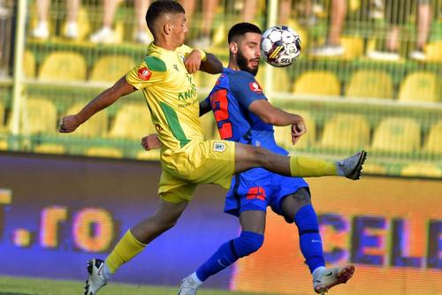 Dorinel Oancea, în galben, în duel cu Radu Boboc / foto: Imago Images
