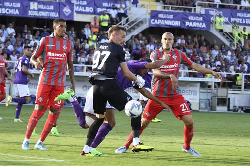 Ionuț Radu (centru, numărul 97) și Vlad Chiricheș (dreapta, numărul 21) au primit note pentru evoluțiile avute în tricoul lui Cremonese, în actuala stagiune de Serie A.
Foto: Imago
