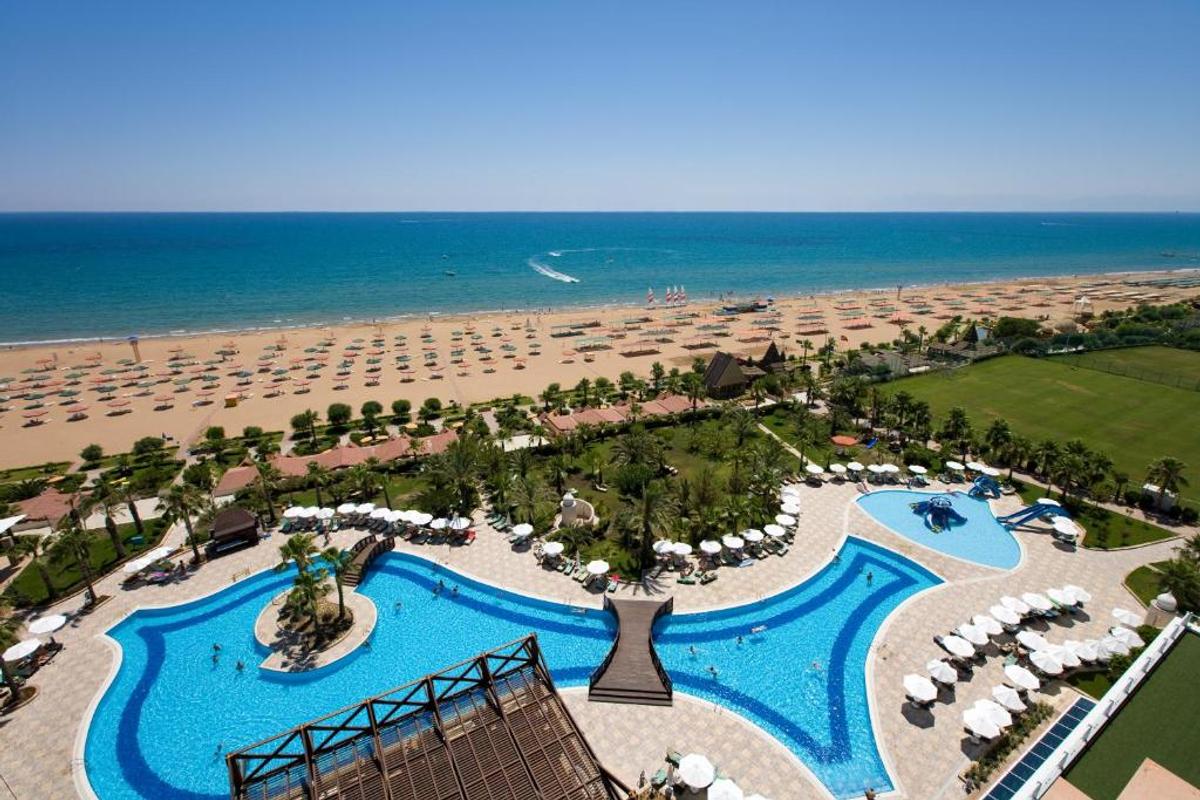 Dinamo a ajuns în Antalya fără nicio achiziție » Unde se blochează negocierile de fiecare dată