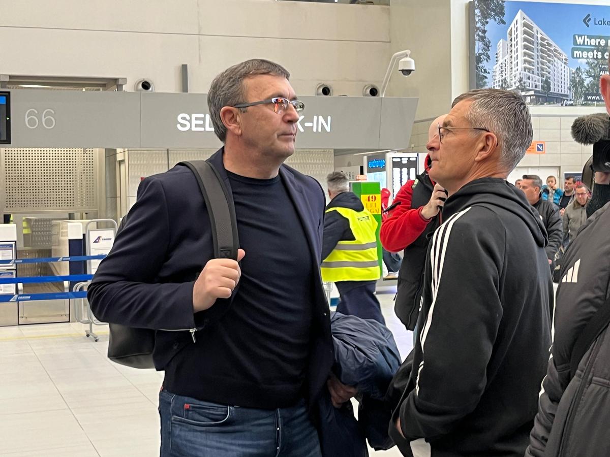 4 echipe din Superliga, în același avion spre Antalya » Surpriză în bagaj: „Mi-am luat cartea despre Rusia. Confirmă ce bănuiam”