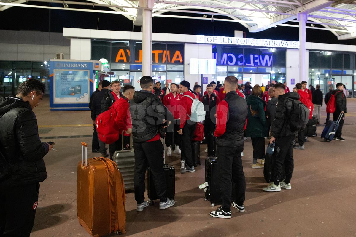 Dinamo a ajuns în Antalya » Din Turcia, „câinii” anunță categoric: „Locul nostru e în play-off!”
