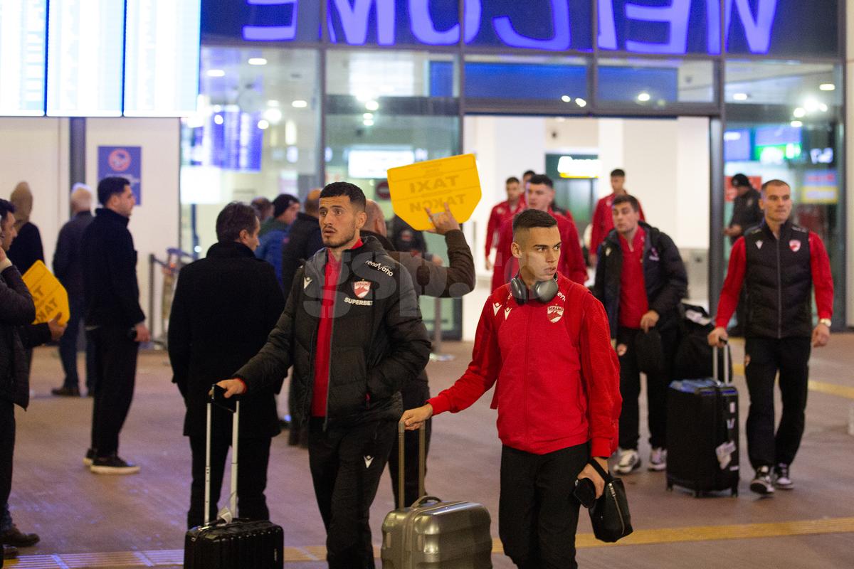Dinamo a ajuns în Antalya » Din Turcia, „câinii” anunță categoric: „Locul nostru e în play-off!”