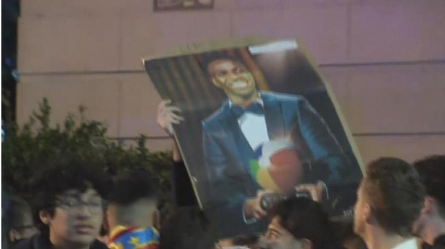 Câteva sute de fani ai Valenciei l-au insultat din nou pe Vinicius Jr. la sosirea pe Mestalla Fanii Valenciei fac haos pe Mestalla » L-au atacat iar pe Vinicius Jr! Ce i-au cântat brazilianului înainte de meci