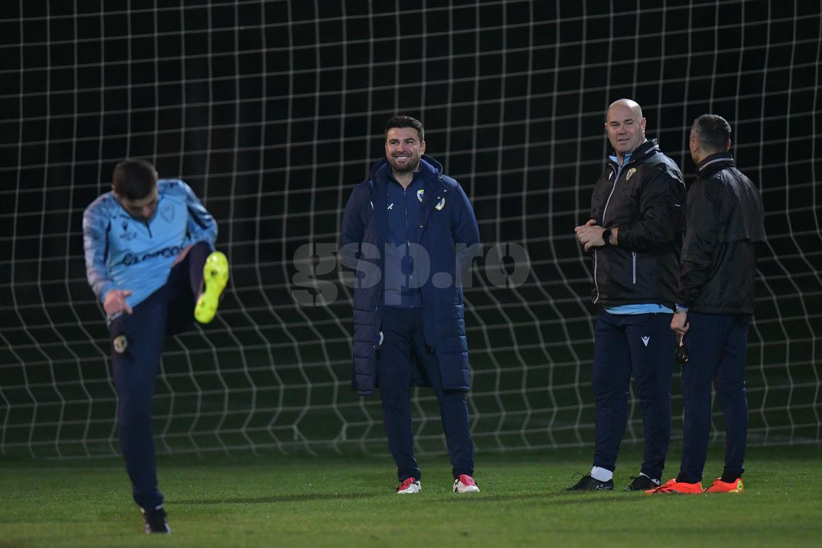 GSP a asistat la primul antrenament al lui Adrian Mutu la Petrolul! „Briliantul” nu s-a putut abține și a «îmblânzit» mingea