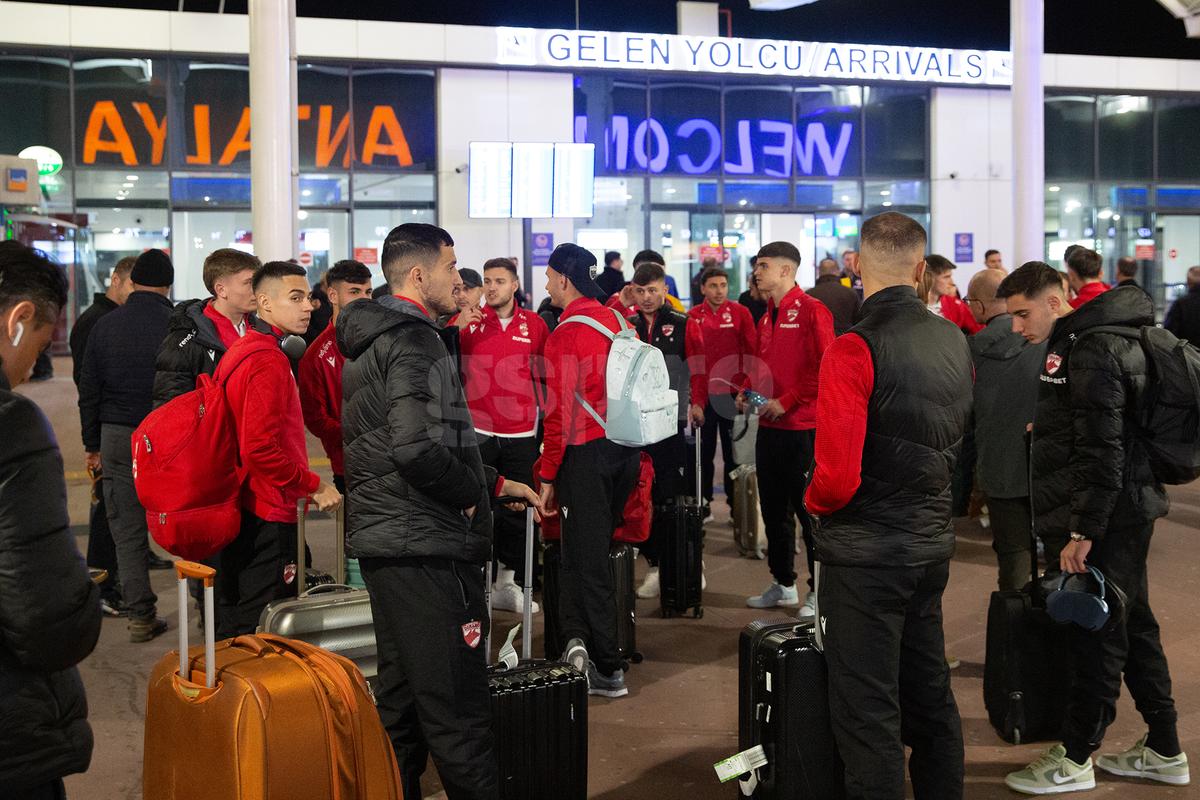 Dinamo a ajuns în Antalya » Din Turcia, „câinii” anunță categoric: „Locul nostru e în play-off!”