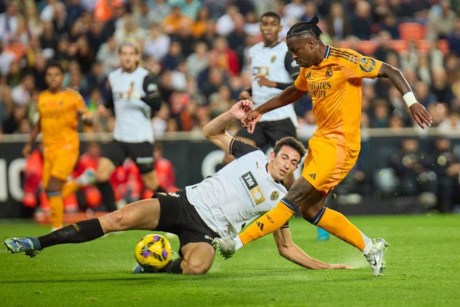 Vinicius Junior, în duel cu Cesar Tarrega, în restanța Valencia - Real Madrid / Foto: Imago Fanii Valenciei fac haos pe Mestalla » L-au atacat iar pe Vinicius Jr! Ce i-au cântat brazilianului înainte de meci