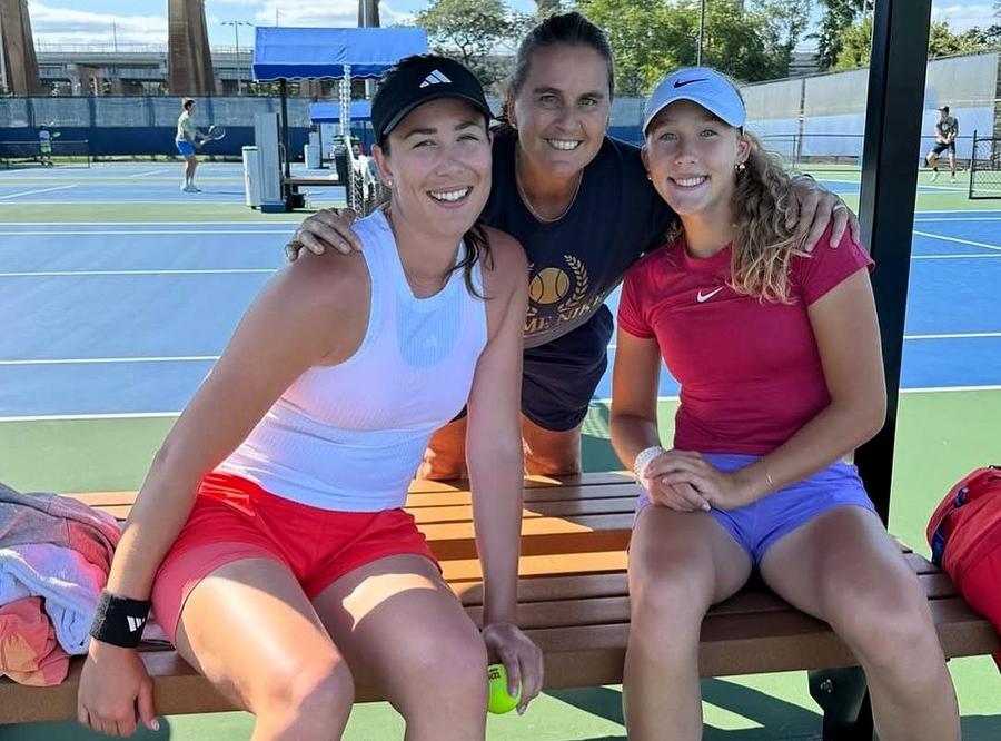 Conchita Martinez cu Garbine Muguruza, pe care a antrenat-o, și Mirra Andreeva, pe care o pregătește în prezent Foto: Instagram Mirra Andreeva, adolescenta care a crescut repede: „Nu vreau să îmbătrânesc!” » Laudă ajutorul dat de antrenoarea ei și e gata să o înfrunte pe Sabalenka