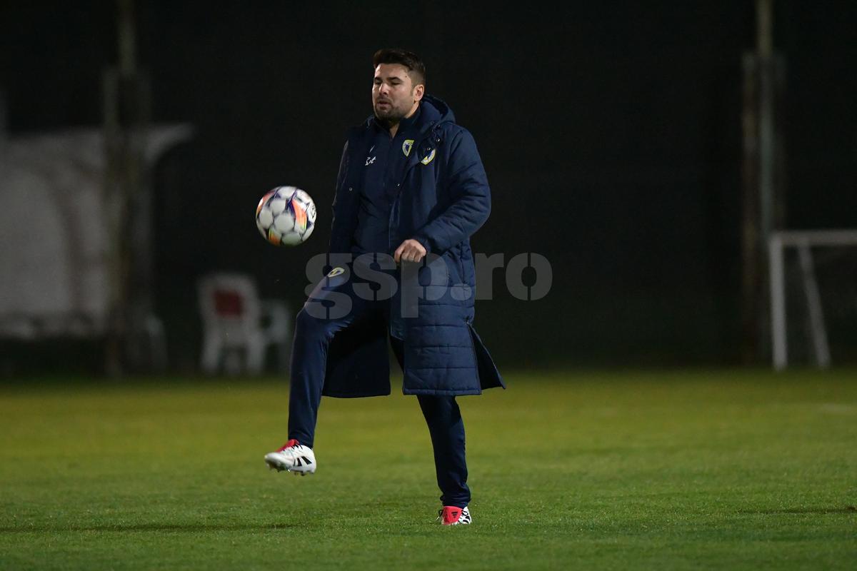 GSP a asistat la primul antrenament al lui Adrian Mutu la Petrolul! „Briliantul” nu s-a putut abține și a «îmblânzit» mingea
