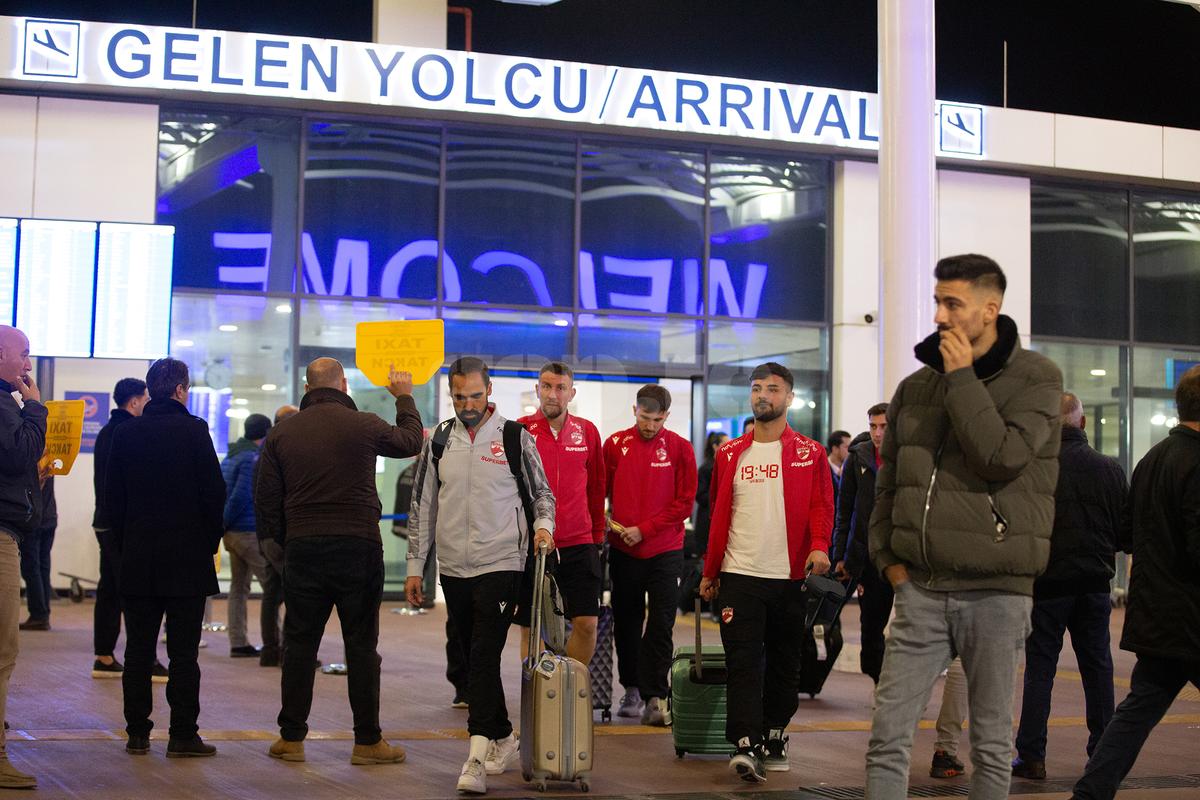 Dinamo a ajuns în Antalya » Din Turcia, „câinii” anunță categoric: „Locul nostru e în play-off!”