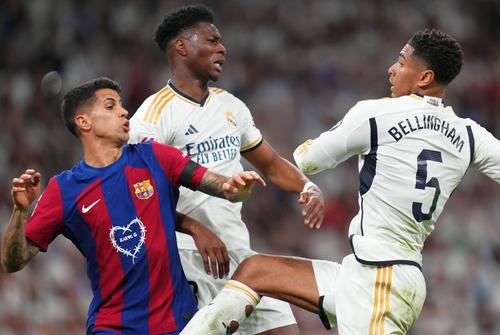 Joao Cancelo (stânga) ar fi tentat și de o revenire la Barcelona. Foto: Imago Images