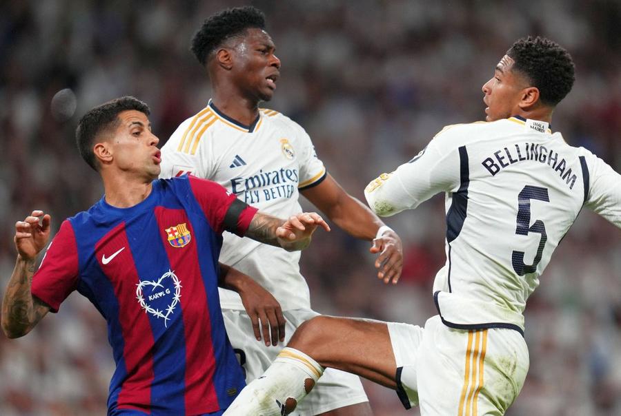 Joao Cancelo (stânga) va înfrunta pe Real Madrid și în acest sezon / Foto: Imago Images Joao Cancelo s-a întors la Barcelona: „I-am spus clar lui Deco că ori vin acum, ori rămân acolo un an pe bară!”