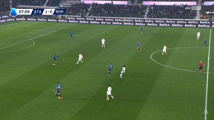 Emerson a pasat din propria jumătate. În acel moment, Scamacca era în ofsaid, dar el nu a jucat balonul