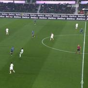 Emerson a pasat din propria jumătate. În acel moment, Scamacca era în ofsaid, dar el nu a jucat balonul