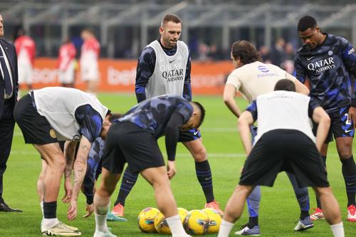 Stefan de Vrij (33 de ani) n-a prins decât 586 de minute în opt meciuri la Inter în acest sezon / Foto: Imago