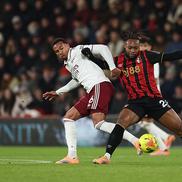 Antoine Semenyo, în duel cu Gabriel, în Bournemouth - Arsenal / foto Guliver/GettyImages