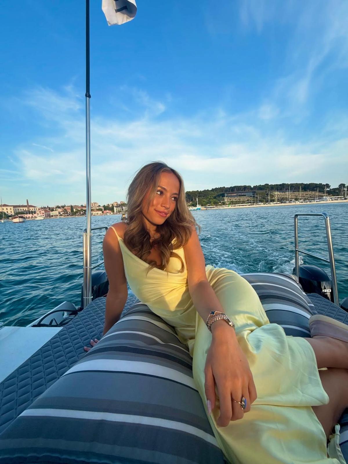 Prezentatoarea Jolie Sharp. Foto: Instagram