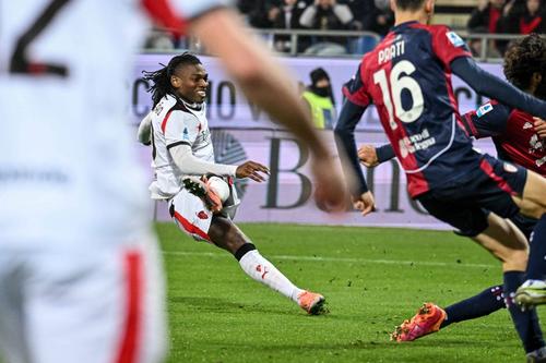 Rafa Leao înscrie golul victoriei lui AC Milan împotriva lui Cagliari / Foto: Imago