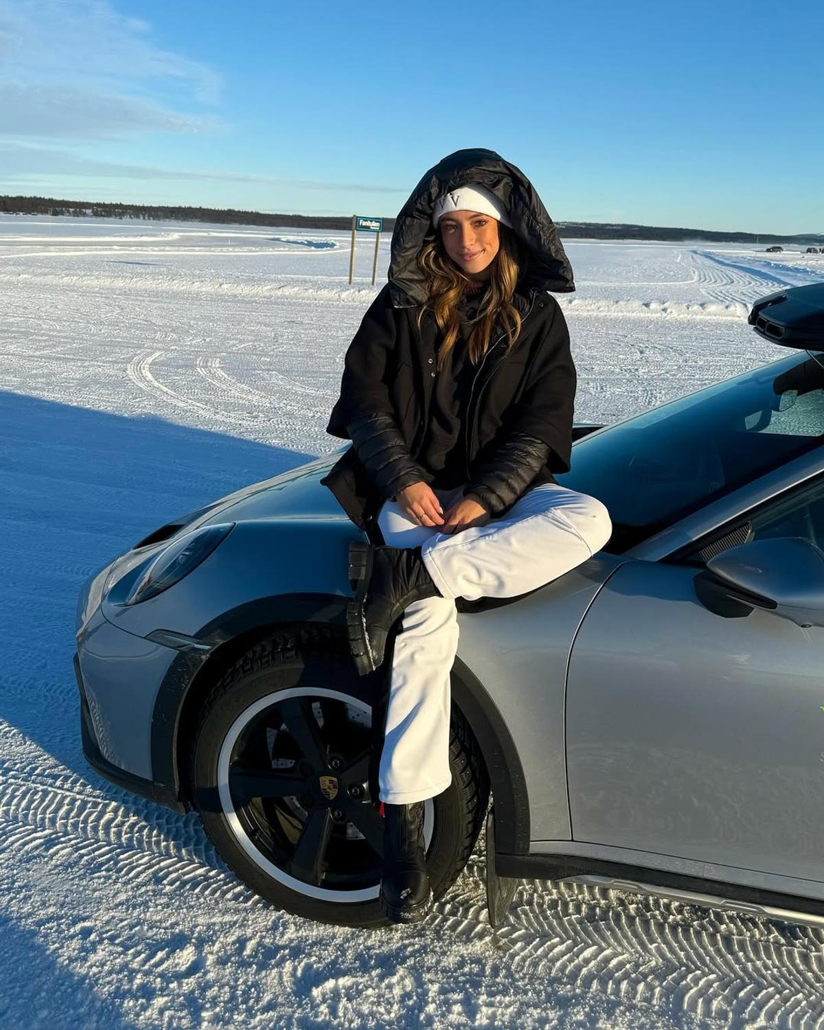 Clipul viral cu Novak Djokovic și o influenceriță superbă a încins internetul » Sârbul s-a furișat în spatele ei și a învățat-o cum se face