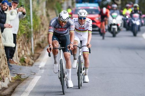 Mathieu van der Poel și Tadej Pogacar în Milano-San Remo 2025 Foto: Imago Images