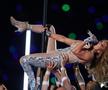 SUPER BOWL LIV // VIDEO + FOTO Shakira și Jennifer Lopez au încins atmosfera la cel mai așteptat eveniment al anului! JLo a surprins cu un număr de dans la bară