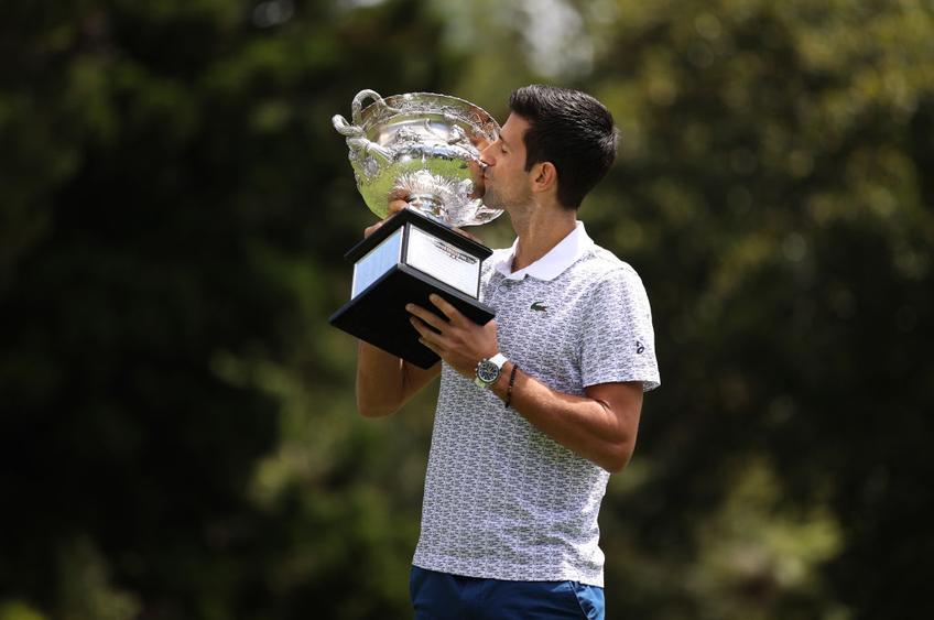 Novak Djokovici într-o ipostază des întâlnită: sărutând un trofeu
