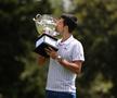 Novak Djokovici într-o ipostază des întâlnită: sărutând un trofeu