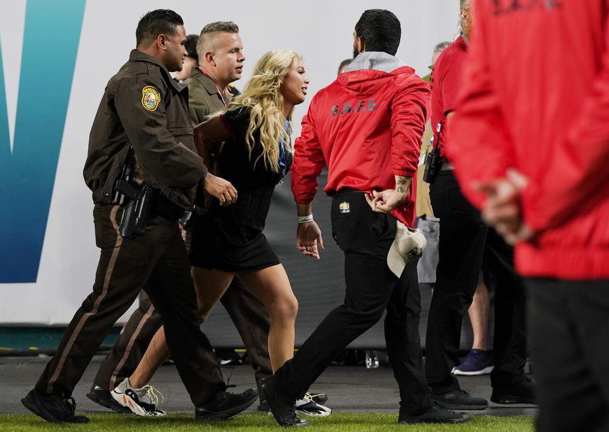 FOTO Fotomodelul care a încercat să intre goală pe teren la Super Bowl nu regretă nimic: „De la închisoare, direct la muncă”