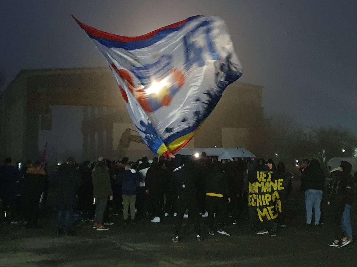 DINAMO - FCSB. VIDEO Ca în vremurile bune! Atmosfera creată de suporterii roș-albaștrilor înainte de Derby de România