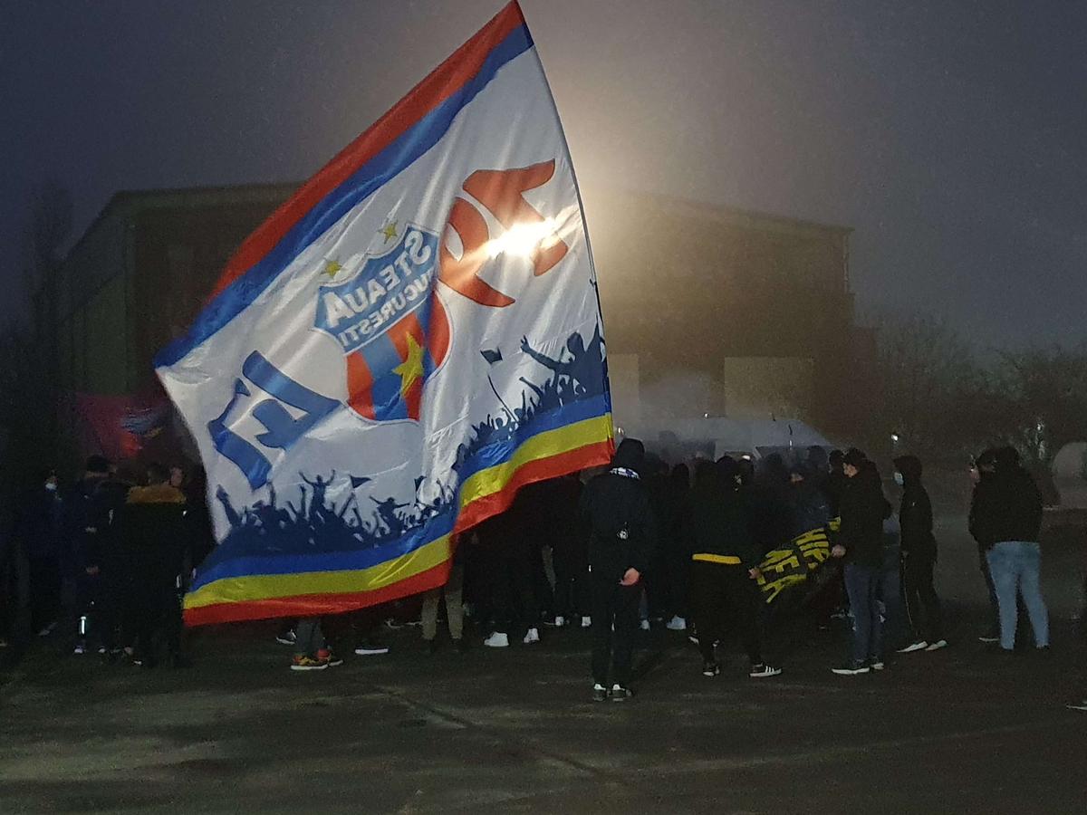 DINAMO - FCSB. VIDEO Ca în vremurile bune! Atmosfera creată de suporterii roș-albaștrilor înainte de Derby de România