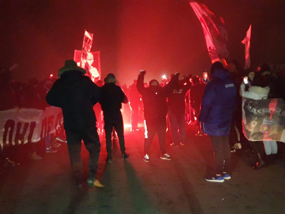 DINAMO - FCSB. VIDEO Ca în vremurile bune! Atmosfera creată de suporterii roș-albaștrilor înainte de Derby de România