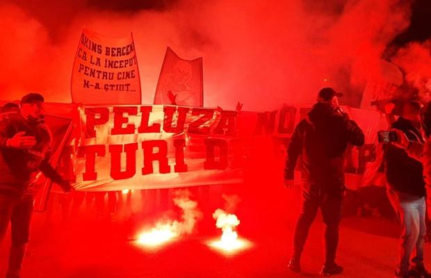 DINAMO - FCSB. VIDEO Ca în vremurile bune! Atmosfera creată de suporterii roș-albaștrilor înainte de Derby de România