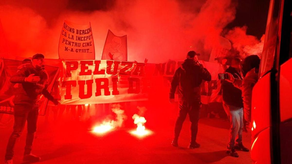 DINAMO - FCSB. VIDEO Ca în vremurile bune! Atmosfera creată de suporterii roș-albaștrilor înainte de Derby de România