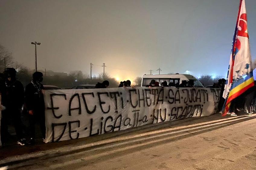 Peluza Nord Steaua s-a duelat prin mesaje cu PCH