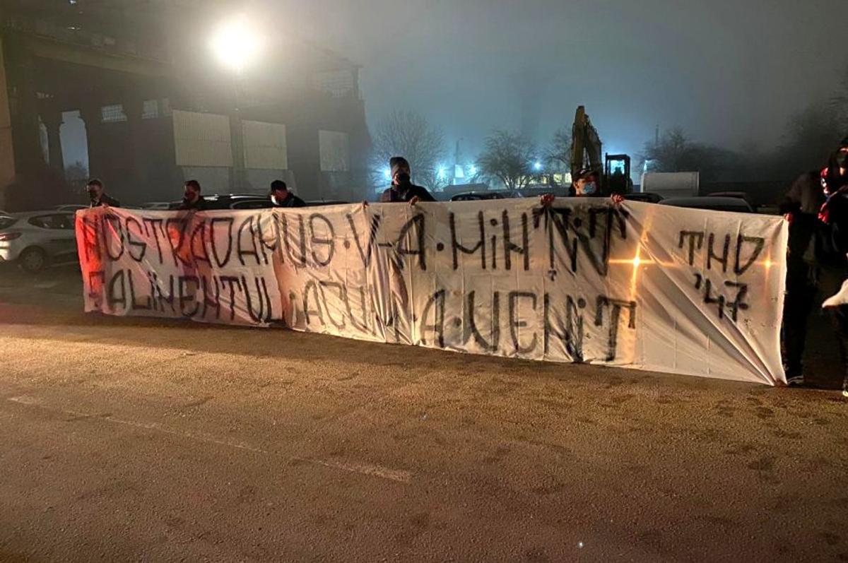 DINAMO - FCSB. VIDEO Ca în vremurile bune! Atmosfera creată de suporterii roș-albaștrilor înainte de Derby de România