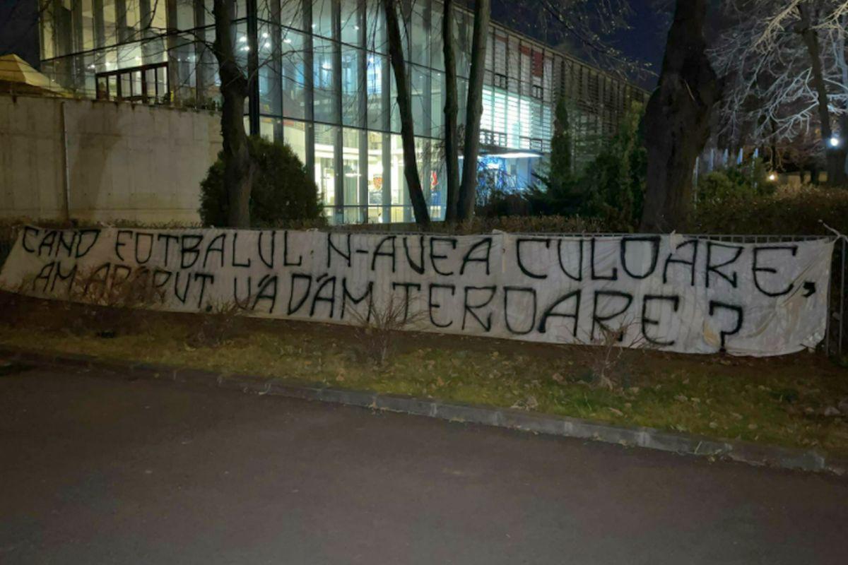 „Vă dăm teroare?” » Mesajul interpretabil afișat la sediul FRF, revendicat: „Vrem libertate”