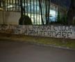 Un banner cu un conținut amenințător a fost afișat joi seara lângă sediul Federației Române de Fotbal.