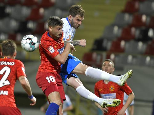 Dragoș Nedelcu, într-un duel FCSB - CS Universitatea Craiova / FOTO: Imago-Images
