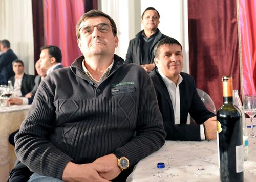 În 2018, Condescu (prim-plan) a fost condamnat la 3 ani de închisoare cu suspendare pentru înșelăciune și fals în înscrisuri sub semnătură privată // FOTO sportpictures.eu