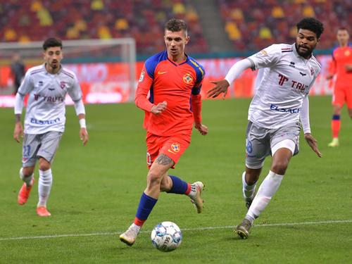 Edjouma, în duel cu Florin Tănase // foto: Imago