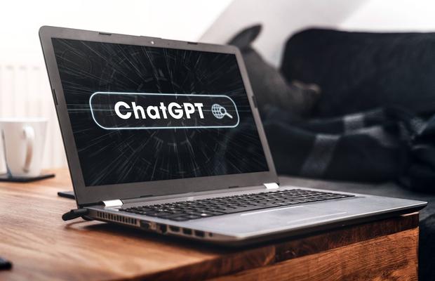 Gazeta a testat sistemul de inteligență artificială ChatGPT. Acesta a oferit răspunsuri corecte, dar și date complet greșite: „Hagi este considerat unul dintre cei mai buni fotbaliști români din istorie”, „Lăcătuș a jucat la Rapid”