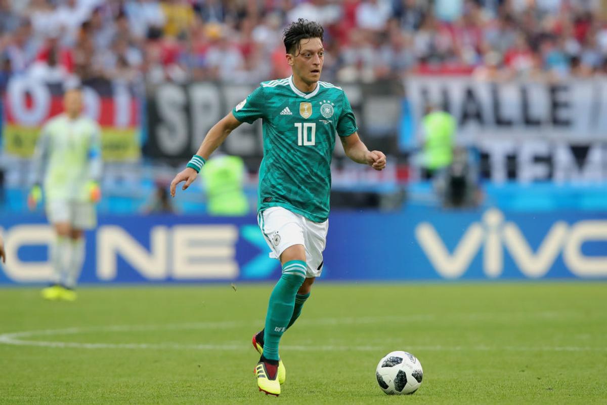 Mesut Ozil s-a retras