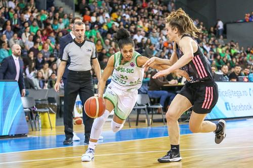 Annemarie Gödri-Părău luptând aprig să țină mingea. FOTO: Miska Brigitta