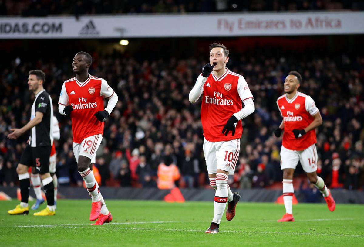 Mesut Ozil s-a retras