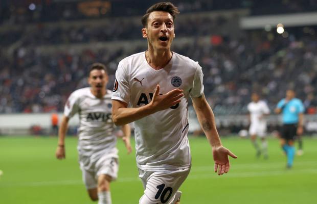 Surpriză uriașă în Turcia: Mesut Ozil s-a retras brusc din fotbal, după ce ieri fusese titular la İstanbul Başakşehir!