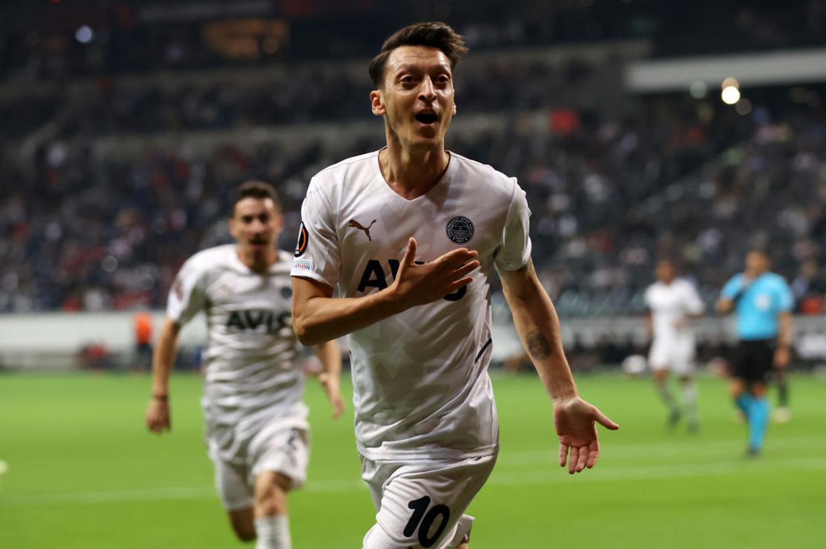 Mesut Ozil s-a retras