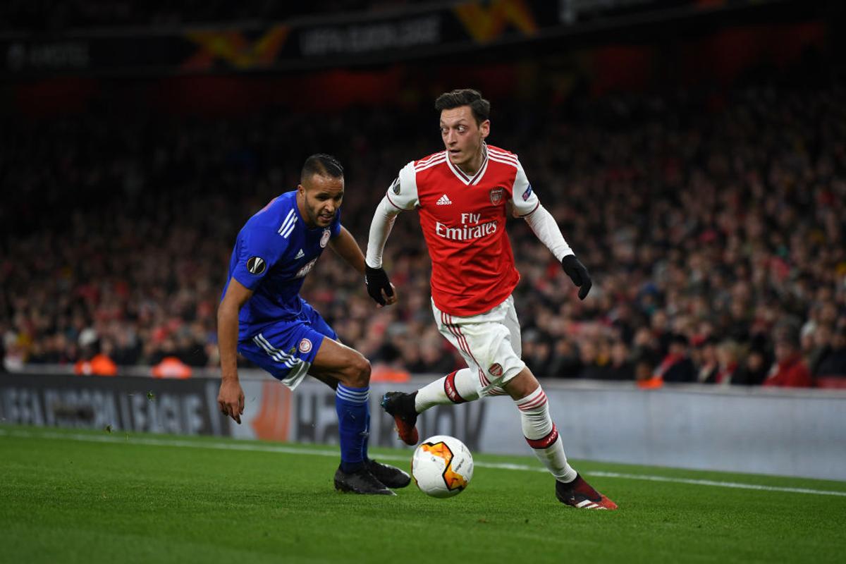 Mesut Ozil s-a retras