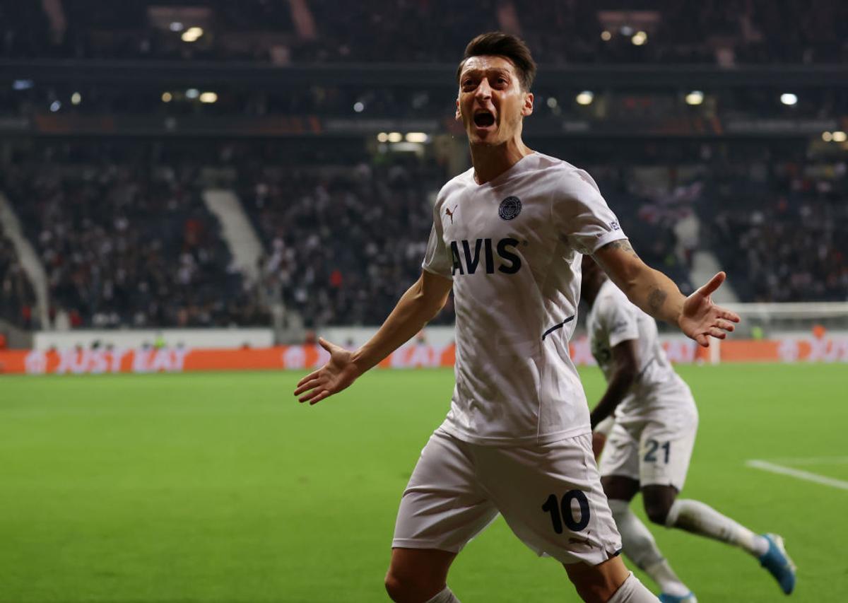 Mesut Ozil s-a retras