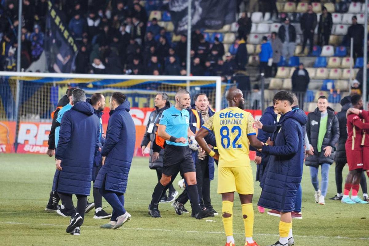 Scene ca pe timpuri! Arbitrul de la Petrolul - CFR, scos de pe teren cu stewarzii! Momente tensionate la Ploiești, chiar sub ochii lui Mutu