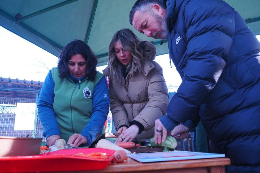 Mihai Stoica a gătiti alături de Teodora Stoica pentru câinii fără stăpân de la Adăpostul Speranța
Foto: Ionuț Iordache (GSP)